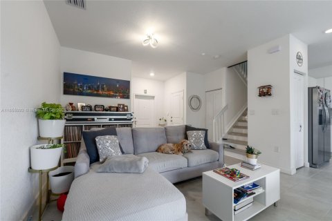 Townhouse in Miami Gardens, Florida 3 bedrooms, 124.86 sq.m. № 1960119 - photo 2