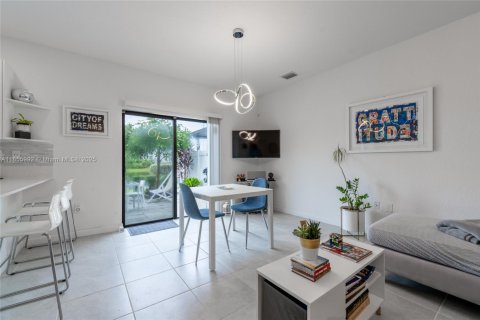Townhouse in Miami Gardens, Florida 3 bedrooms, 124.86 sq.m. № 1960119 - photo 6