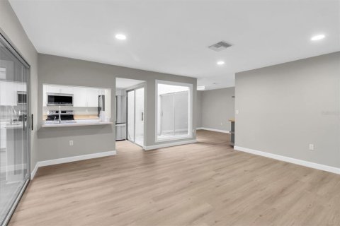 Condo in Port Richey, Florida, 2 bedrooms № 2156800 - photo 5