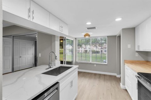 Condo in Port Richey, Florida, 2 bedrooms № 2156800 - photo 9