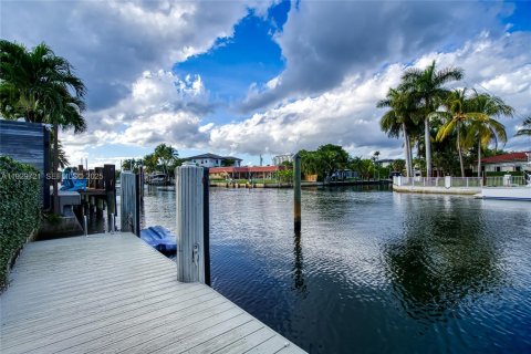 Villa ou maison à louer à North Miami, Floride: 4 chambres, 243.4 m2 № 1988589 - photo 2