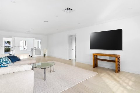 Villa ou maison à louer à North Miami, Floride: 4 chambres, 243.4 m2 № 1988589 - photo 5