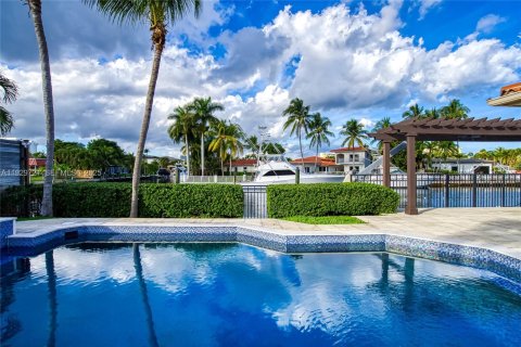 Villa ou maison à louer à North Miami, Floride: 4 chambres, 243.4 m2 № 1988589 - photo 3