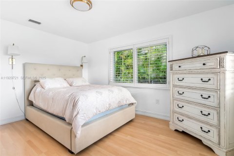 Villa ou maison à louer à North Miami, Floride: 4 chambres, 243.4 m2 № 1988589 - photo 12