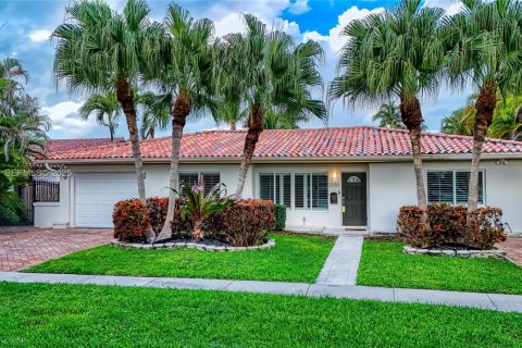 Villa ou maison à louer à North Miami, Floride: 4 chambres, 243.4 m2 № 1988589 - photo 1