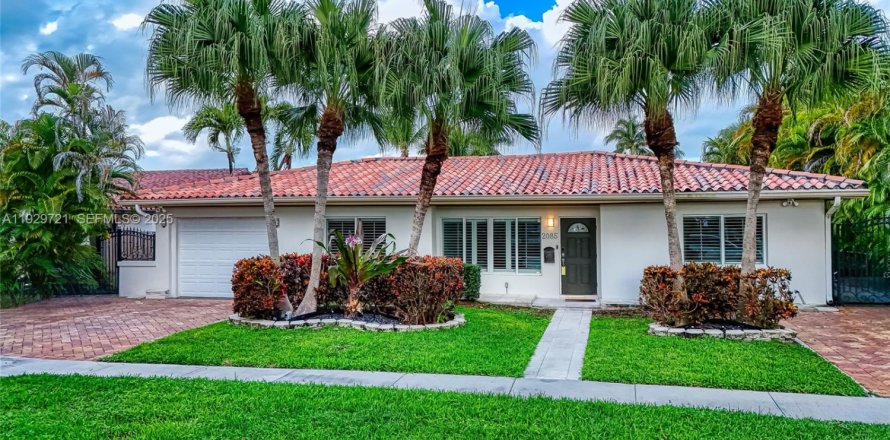 Villa ou maison à North Miami, Floride 4 chambres, 243.4 m2 № 1988589