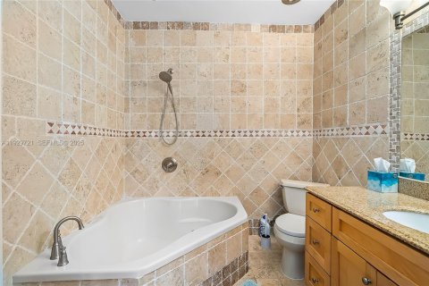 Villa ou maison à louer à North Miami, Floride: 4 chambres, 243.4 m2 № 1988589 - photo 15