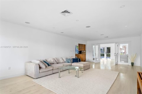 Villa ou maison à louer à North Miami, Floride: 4 chambres, 243.4 m2 № 1988589 - photo 6