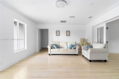 Villa ou maison à louer à North Miami, Floride: 4 chambres, 243.4 m2 № 1988589 - photo 13