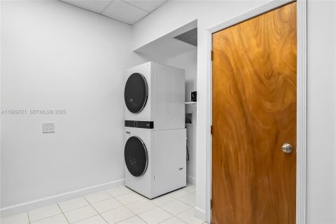 Villa ou maison à louer à North Miami, Floride: 4 chambres, 243.4 m2 № 1988589 - photo 27