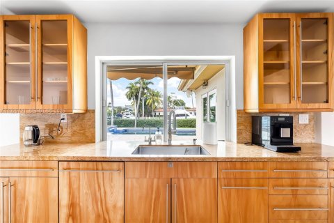 Villa ou maison à louer à North Miami, Floride: 4 chambres, 243.4 m2 № 1988589 - photo 8