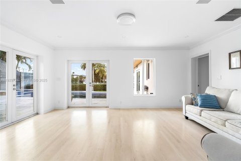 Villa ou maison à louer à North Miami, Floride: 4 chambres, 243.4 m2 № 1988589 - photo 14