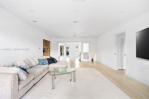 Villa ou maison à louer à North Miami, Floride: 4 chambres, 243.4 m2 № 1988589 - photo 4