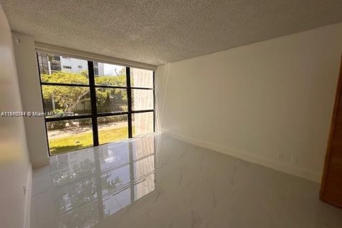 Купить кондоминиум в Санни-Айлс-Бич, Флорида 1 спальня, 71.26м2, № 1965968 - фото 1