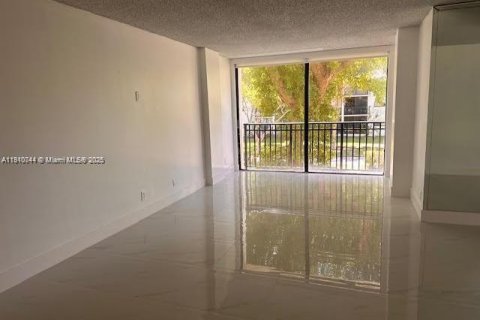 Купить кондоминиум в Санни-Айлс-Бич, Флорида 1 спальня, 71.26м2, № 1965968 - фото 2