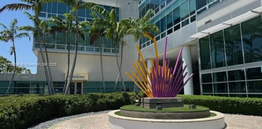 Commercial property in Aventura, Florida № 1934573