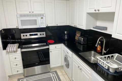 Condo in Hollywood, Florida, 1 bedroom  № 1926250 - photo 1