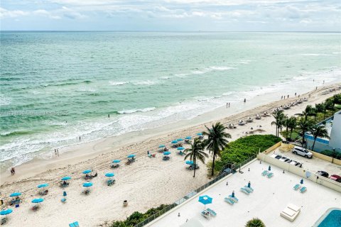 Condo in Hollywood, Florida, 1 bedroom  № 1926250 - photo 10