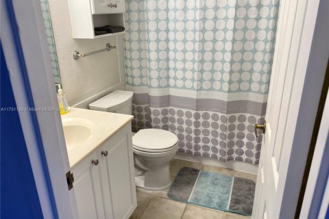 Condo in Hollywood, Florida, 1 bedroom  № 1926250 - photo 17