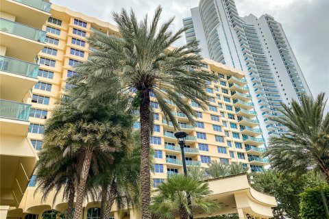 Condo in Hollywood, Florida, 1 bedroom  № 1926250 - photo 2
