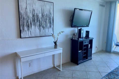 Condo in Hollywood, Florida, 1 bedroom  № 1926250 - photo 27