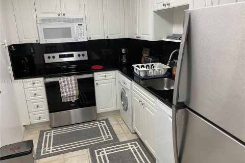 Condo in Hollywood, Florida, 1 bedroom  № 1926250 - photo 11