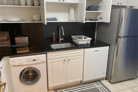 Condo in Hollywood, Florida, 1 bedroom  № 1926250 - photo 14