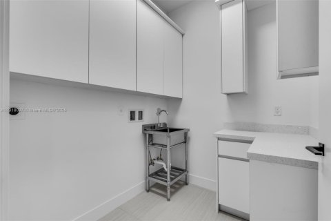 Casa en venta en Cutler Bay, Florida, 5 dormitorios, 299.7 m2 № 1975108 - foto 24