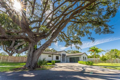 Casa en venta en Cutler Bay, Florida, 5 dormitorios, 299.7 m2 № 1975108 - foto 3