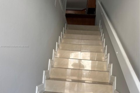 Copropriété à louer à Hialeah, Floride: 2 chambres, 89.19 m2 № 1945328 - photo 3