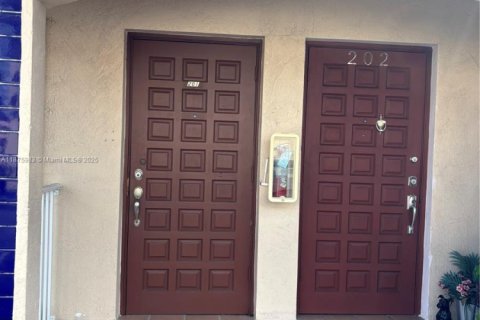 Copropriété à louer à Hialeah, Floride: 2 chambres, 89.19 m2 № 1945328 - photo 2