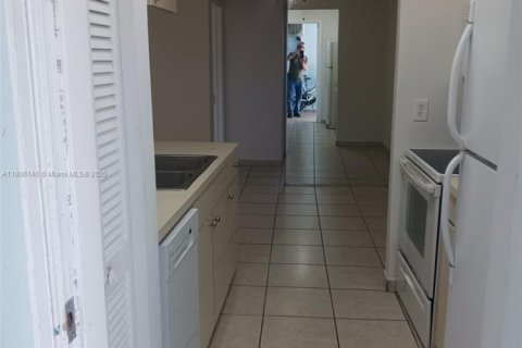 Condo in North Miami, Florida, 1 bedroom  № 1978951 - photo 2