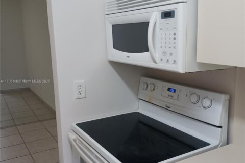 Condo in North Miami, Florida, 1 bedroom  № 1978951
