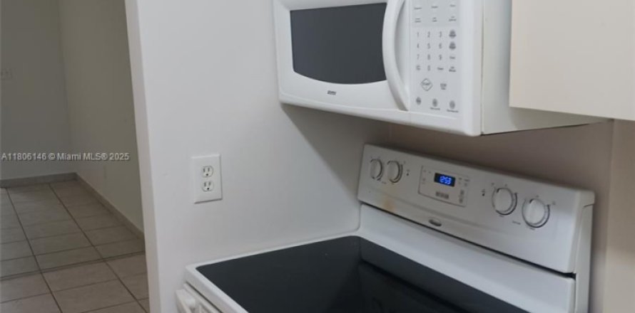 Condo in North Miami, Florida, 1 bedroom  № 1978951
