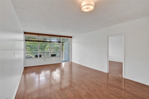Condo in Hallandale Beach, Florida, 1 bedroom № 2256110 - photo 17