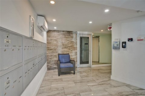 Condo in Hallandale Beach, Florida, 1 bedroom № 2256110 - photo 19