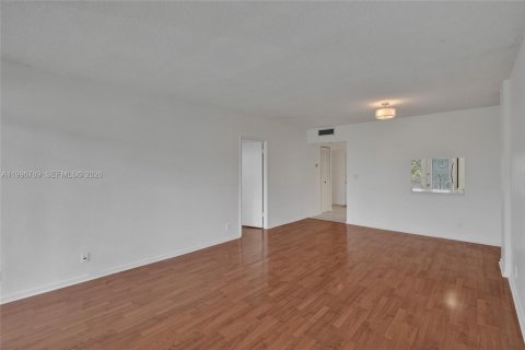 Condo in Hallandale Beach, Florida, 1 bedroom № 2256110 - photo 7