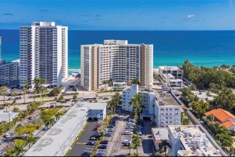 Condo in Hallandale Beach, Florida, 1 bedroom № 2256110 - photo 2