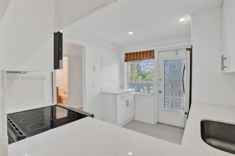 Condo in Hallandale Beach, Florida, 1 bedroom № 2256110 - photo 10