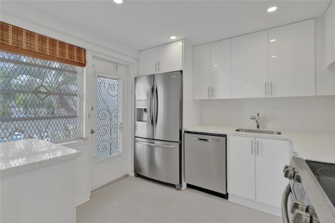 Condo in Hallandale Beach, Florida, 1 bedroom № 2256110 - photo 12
