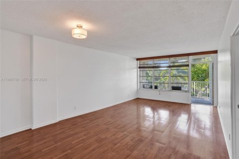 Condo in Hallandale Beach, Florida, 1 bedroom № 2256110 - photo 16
