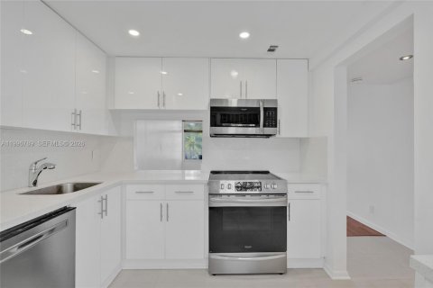 Condo in Hallandale Beach, Florida, 1 bedroom № 2256110 - photo 14