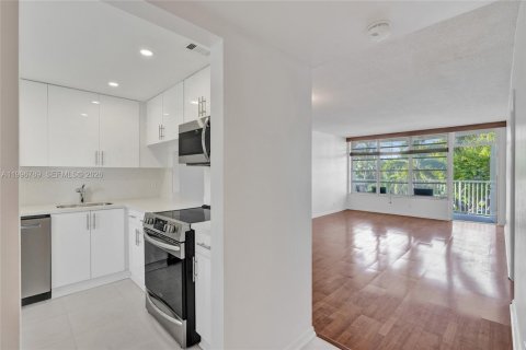 Condo in Hallandale Beach, Florida, 1 bedroom № 2256110 - photo 11