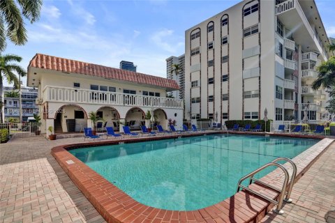 Condo in Hallandale Beach, Florida, 1 bedroom № 2256110 - photo 25
