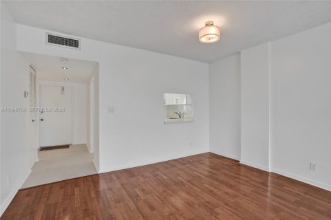 Condo in Hallandale Beach, Florida, 1 bedroom № 2256110 - photo 8