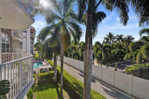 Condo in Hallandale Beach, Florida, 1 bedroom № 2256110 - photo 6