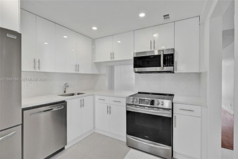 Condo in Hallandale Beach, Florida, 1 bedroom № 2256110 - photo 13