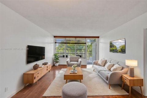 Condo in Hallandale Beach, Florida, 1 bedroom № 2256110 - photo 18