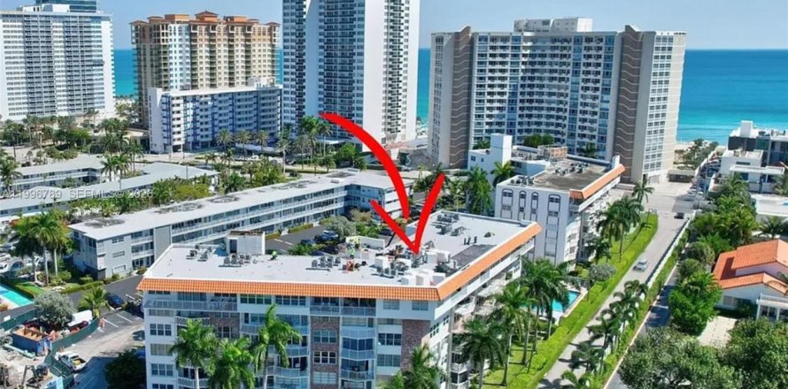 Condo in Hallandale Beach, Florida, 1 bedroom № 2256110