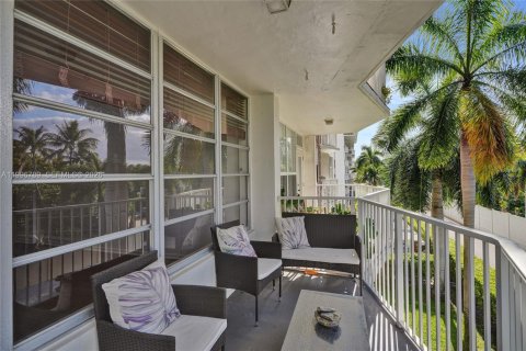 Condo in Hallandale Beach, Florida, 1 bedroom № 2256110 - photo 4